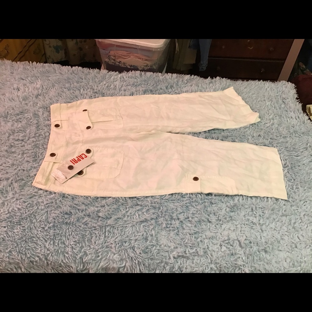 A very nice pair of white capris,